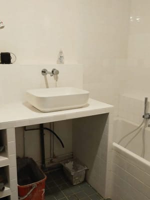 Pose de faïence dans salle de bain, appartement  parisien